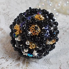 Bague Boule Frou-Frou avec des perles nacr&eacute;es, facettes et des cristaux de Swarovski 